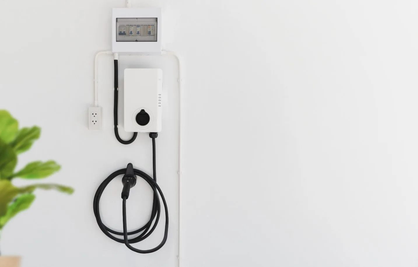 Borne de recharge installée dans un garage près de Bonneville