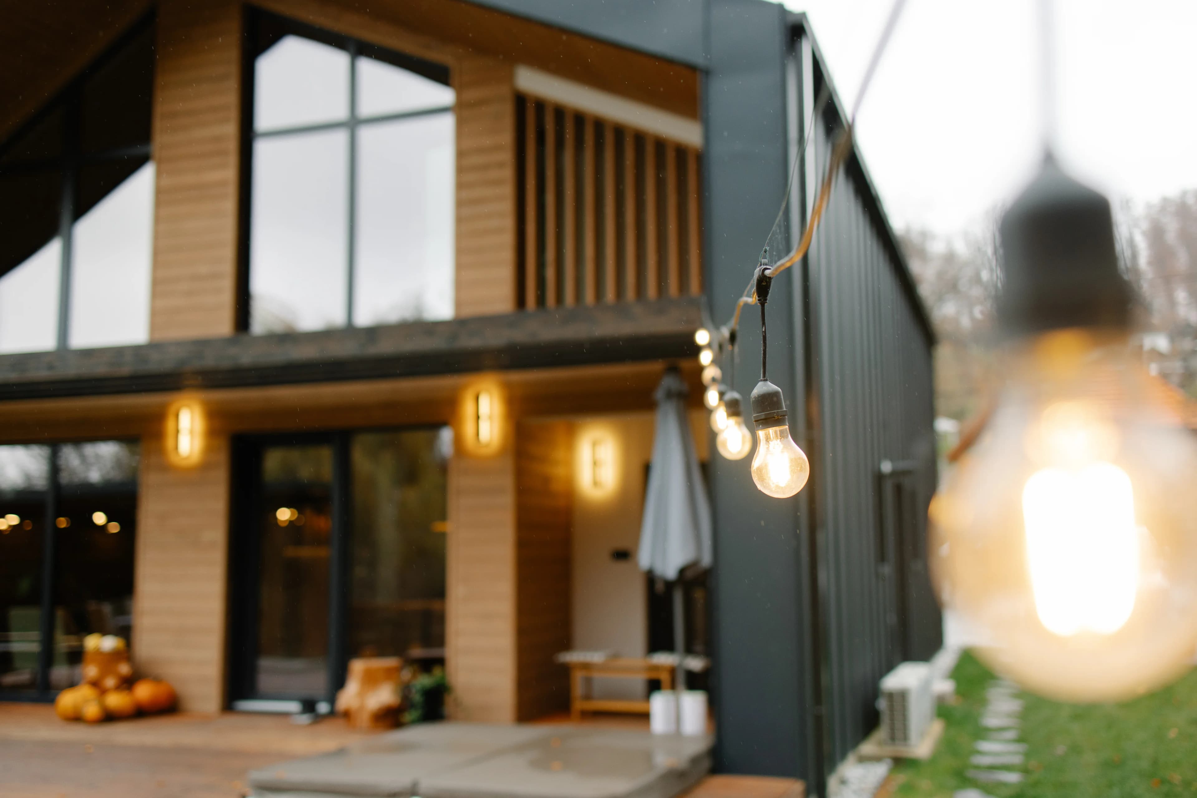 Maison contemporaine éclairée — installation Activ'Home Énergie