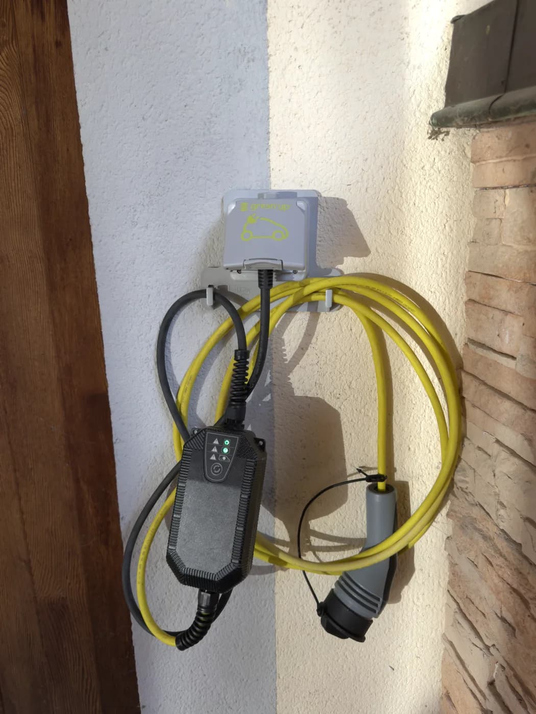 Borne de recharge avec câble Type 2 installée en Haute-Savoie