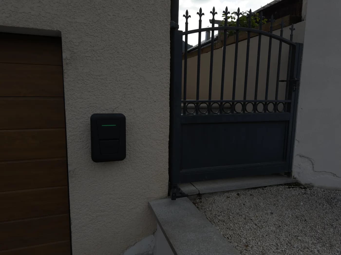 Borne de recharge pour véhicule électrique près du portail
