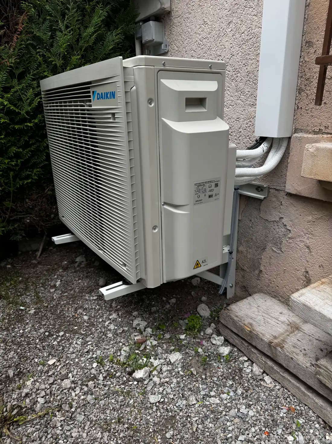 Unité extérieure de pompe à chaleur Daikin installée en Haute-Savoie