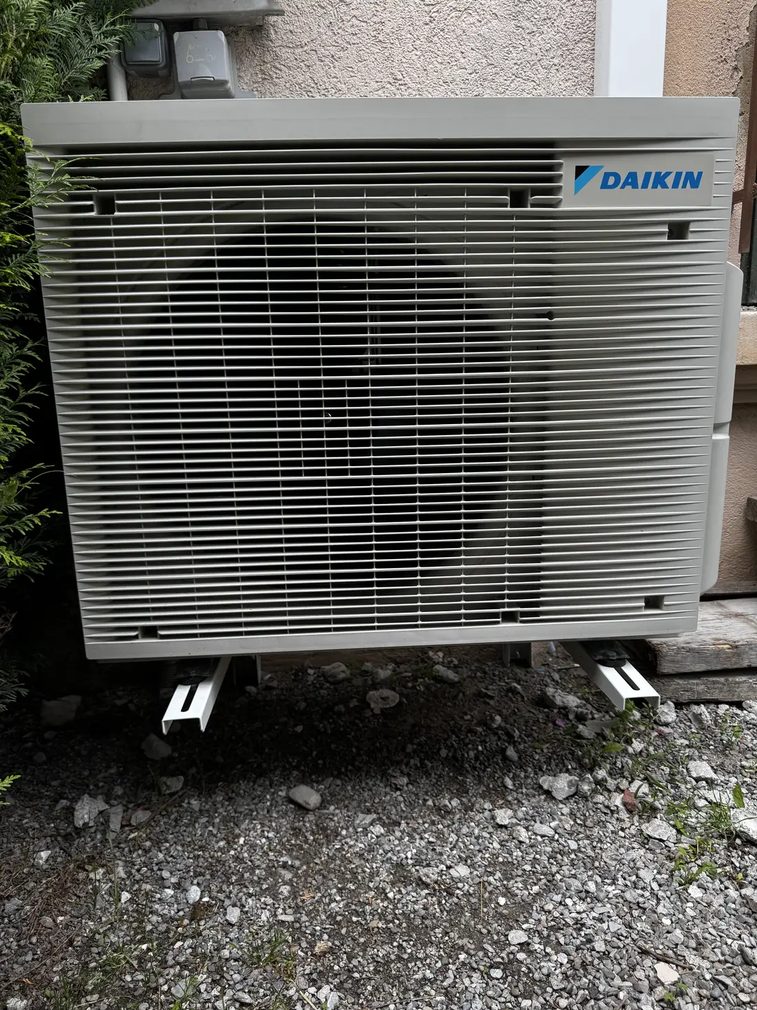 Groupe extérieur de climatisation réversible sur supports