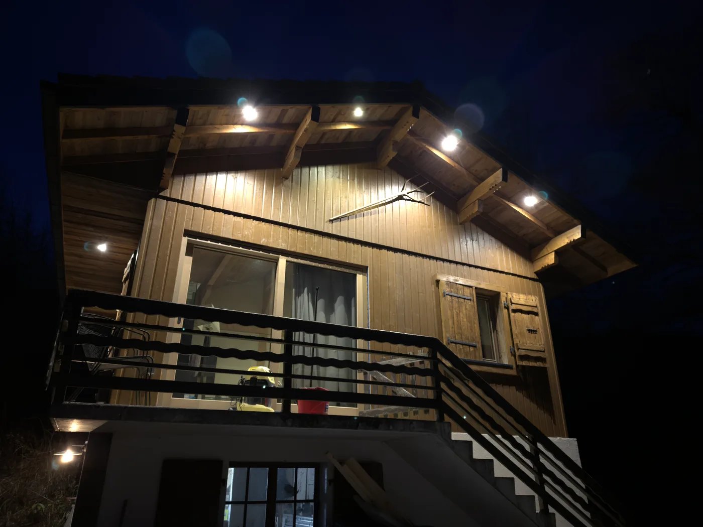 Éclairage architectural de façade de nuit en Haute-Savoie