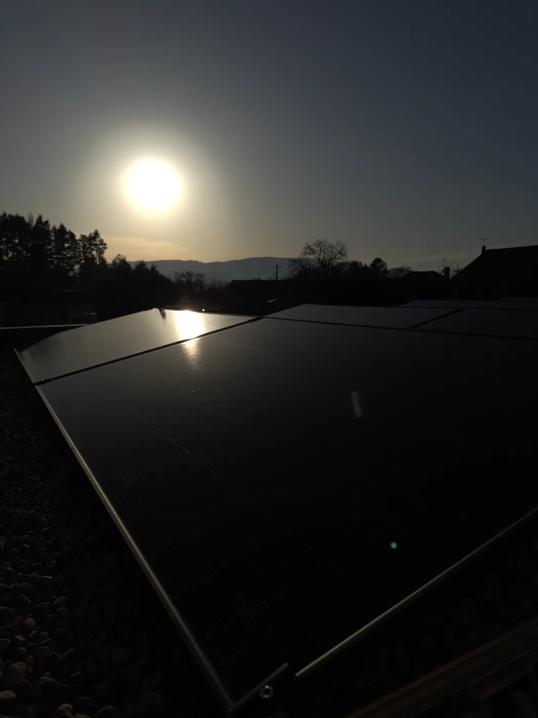 Panneaux solaires en autoconsommation au coucher du soleil