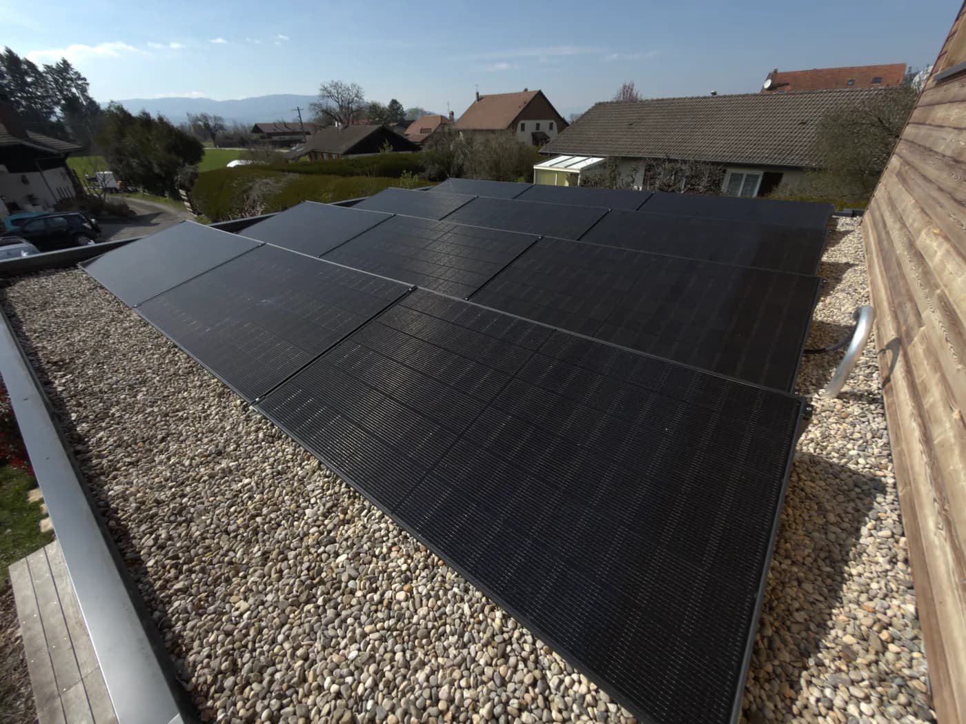 Panneaux solaires installés sur toiture en tuiles